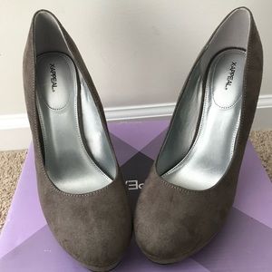 Women’s X-Appeal blossom gray pumps size 8.5 medium NEW.